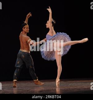 Bildnummer: 54606552  Datum: 03.11.2010  Copyright: imago/Xinhua (101104) -- HAVANA, Nov. 4, 2010 (Xinhua) -- Dancers from American Ballet Theatre perform Theme and Variations to pay tribute to Cuba s famous ballet dancer Alicia Alonso during the 22nd Havana International Ballet Festival in Havana, Cuba, Nov. 3, 2010. Alonso danced within the American Ballet Theatre as the troupe s former prima ballerina in the 1940s. (Xinhua/Joaquin Hernandez) (zf) CUBA-HAVANA-INTERNATIONAL BALLET FESTIVAL-AMERICAN BALLET THEATRE PUBLICATIONxNOTxINxCHN Kultur Kunst Ballett Tanz Aktion kbdig xdp 2010 quadrat p Foto Stock