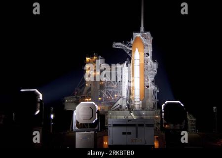 Bildnummer: 54609155 Datum: 04.11.2010 Copyright: imago/Xinhua (101105) - FLORIDA, 5 novembre 2010 (Xinhua) - foto non datata rilasciata dalla NASA mostra che le luci allo xeno illuminano lo Space Shuttle Discovery sul Launch Pad 39A a seguito della ritrazione della struttura di servizio rotante. La U.S. National Aeronautics and Space Administration (NASA) ha ritardato il lancio dello Space Shuttle Discovery di giovedì mattina a venerdì a causa del maltempo al Kennedy Space Center, l'ultimo di una serie di rinvii. (NASA/Troy Cryder) (cl) US-SPACE-SHUTTLE-DISCOVERY PUBLICATIONxNOTxINxCHN Gesellschaft Raumfahrt Wissens Foto Stock