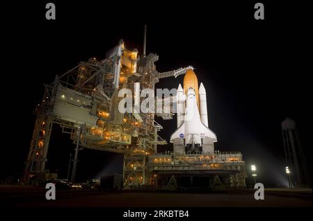 101105 -- FLORIDA, 5 novembre 2010 Xinhua -- foto non datata rilasciata dalla NASA mostra che le luci allo xeno illuminano lo Space Shuttle Discovery sul Launch Pad 39A a seguito della ritrazione della struttura di servizio rotante. La NASA National Aeronautics and Space Administration ha ritardato il lancio dello Space Shuttle Discovery di giovedì mattina a venerdì a causa del maltempo al Kennedy Space Center, l'ultimo di una serie di rinvii. NASA/Troy Cryder cl US-SPACE-SHUTTLE-DISCOVERY PUBLICATIONxNOTxINxCHN Foto Stock