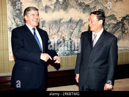 101105 -- BEIJING, Nov. 5, 2010 Xinhua -- Chinese Vice Premier Wang Qishan R meets with Josef Ackermann, chairman of the Management Board of Deutsche Bank, in Beijing, capital of China, Nov. 5, 2010. Xinhua/Yao Dawei hdt CHINA-BEIJING-WANG QISHAN-DEUTSCHE BANK-MEETING CN PUBLICATIONxNOTxINxCHN Stock Photo