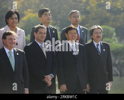 Bildnummer: 54614630 Datum: 06.11.2010 Copyright: imago/Xinhua (101106) -- KYOTO, 6 novembre 2010 (Xinhua) -- Wang Jun (2° R, fronte), vice ministro delle finanze cinese, John Tsang Chun-wah (1° R, fronte), segretario finanziario della regione amministrativa speciale di Hong Kong e altri capi delle finanze posano per foto di gruppo nell'antica città giapponese di Kyoto, 6 novembre 2010. La sessione plenaria dei ministri delle finanze del 17° APEC ha inizio qui sabato. (Xinhua/Ji Chunpeng) (cl) GIAPPONE-KYOTO-APEC MINISTRI DELLE FINANZE-SESSIONI PLENARIE-OPEN PUBLICATIONxNOTxINxCHN People Politik Wirtschaft premiumd kbdig xsk Foto Stock