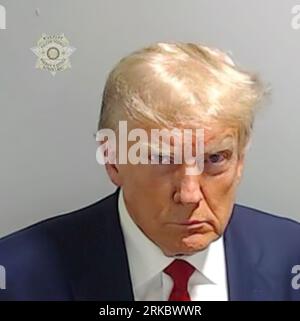 L'ex presidente Donald J. Trump è stato arrestato e prenotato nella prigione di Fulton County (GA). Al momento della prenotazione, a Trump fu assegnato il numero di detenuto P01135809. Prima della sua resa, a Trump fu concesso un prestito di 200.000 dollari dalla corte. Trump userà una compagnia di obbligazioni della metropolitana Atlanta - Foster Bail Bonds LLC - per coprire il costo del suo debito da 200.000 dollari nella contea di Fulton. Trump è accusato di aver violato la legge RICO dello stato ed è stato registrato su 13 accuse di reato statale per i suoi tentativi di annullare la sua perdita elettorale del 2020 in Georgia. (Fulton Co Foto dell'ufficio dello sceriffo) Foto Stock