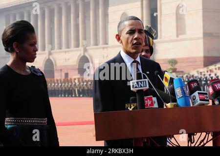 Bildnummer: 54620097  Datum: 08.11.2010  Copyright: imago/Xinhua (101108) -- NEW DELHI, Nov. 8, 2010 (Xinhua) -- U.S. President Barack Obama addresses the media at the presidential palace in New Delhi Nov. 8, 2010. Obama is on a three-day visit to India. On the left his wife Michelle. (Xinhua/Stringer) (msq) INDIA-NEW DELHI-U.S.-OBAMA-VISIT PUBLICATIONxNOTxINxCHN Politik People Asien Asienreise kbdig xub 2010 quer premiumd o0 Frau, Mann, Ehefrau, Ehemann, Familie    Bildnummer 54620097 Date 08 11 2010 Copyright Imago XINHUA  New Delhi Nov 8 2010 XINHUA U S President Barack Obama addresses The Stock Photo