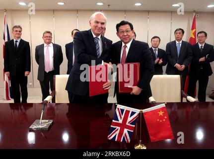 Bildnummer: 54620112  Datum: 08.11.2010  Copyright: imago/Xinhua (101108) -- BEIJING, Nov. 8, 2010 (Xinhua) -- Chinese Commerce Minister Chen Deming (R Front) shakes hands with Vince Cable (L Front), British secretary of state for business, innovation and skills, at a signing ceremony in Beijing, capital of China, Nov. 8, 2010. They on Monday signed a memorandum of understanding on cooperation in sustainable development of cities in China and Britain and issued a joint communique. (Xinhua/Xing Guangli) (zhs) CHINA-BRITAIN-CHEN DEMING-VINCE CABLE-MEETING (CN) PUBLICATIONxNOTxINxCHN Politik Peop Stock Photo
