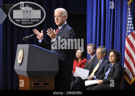 Bildnummer: 54624711 Datum: 09.11.2010 Copyright: imago/Xinhua (101109) -- WASHINGTON, 9 novembre 2010 (Xinhua) -- il vicepresidente degli Stati Uniti Joe Biden (front) parla durante un evento della Middle Class Task Force per annunciare una serie di azioni federali finalizzate a gettare le basi per un'industria di retrofit forte e autosufficiente per l'efficienza energetica domestica, insieme a Nancy Sutley, presidente del Consiglio della Casa Bianca sulla qualità ambientale, Steven Chu, Segretario dell'energia, Shaun Donovan, Segretario dell'edilizia abitativa e dello sviluppo urbano e Hilda Solis, Segretario del lavoro (indietro, da destra), presso l'Eisenhower Executive o Foto Stock