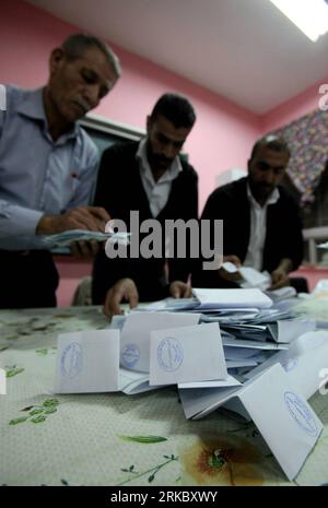 Bildnummer: 54624732 Datum: 09.11.2010 Copyright: imago/Xinhua gli ufficiali delle elezioni giordane contano le carte di voto dopo aver chiuso le schede elettorali in un collegio elettorale di Amman come parte del processo di conteggio dei voti di martedì 9 novembre 2010. I giordani hanno votato martedì nelle elezioni parlamentari per eleggere un nuovo Parlamento composto da 120 membri...(Xinhua / Mohammad Abu Ghosh) GIORDANIA-AMMAN-ELEZIONI PARLAMENTARI-CONTEGGIO VOTI PUBLICATIONxNOTxINxCHN Politik Wahl Parlamentswahl Jordanien premiumd kbdig xng 2010 hoch o0 Wahllokal Auszählung Bildnummer 54624732 Data 09 11 2010 Copyright Imag Foto Stock