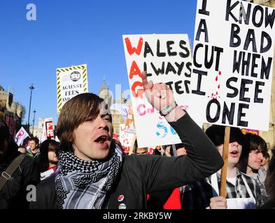 Bildnummer: 54626683 Datum: 10.11.2010 Copyright: imago/Xinhua (101110) -- LONDRA, 10 novembre 2010 (Xinhua) -- gli studenti marciano durante una protesta nel centro di Londra, capitale della Gran Bretagna, 10 novembre 2010. Si stima che 30.000 manifestanti, principalmente studenti provenienti da tutta la Gran Bretagna, scesero in piazza a Londra mercoledì per protestare contro il piano del governo di tagliare il fondo per l'istruzione superiore e aumentare il tetto delle tasse scolastiche dall'autunno del 2012. (Xinhua/Zeng Yi) (zx) BRITAIN-LONDON-EDUCATION FUND CUT-PROTEST PUBLICATIONxNOTxINxCHN Gesellschaft Politik Bildungspolitik Kürzungen Großbritannien England Demo Prot Foto Stock