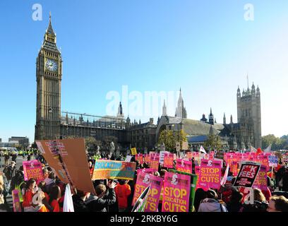 Bildnummer: 54626679  Datum: 10.11.2010  Copyright: imago/Xinhua (101110) -- LONDON, Nov. 10, 2010 (Xinhua) -- Students march past the Parliament in central London, capital of Britain, Nov. 10, 2010. An estimated 30,000 protestors, mainly students from across Britain, took to the streets in London on Wednesday to protest against the government s plan to cut higher education fund and raise the tuition fee cap from the autumn in 2012. (Xinhua/Zeng Yi) (zx) BRITAIN-LONDON-EDUCATION FUND CUT-PROTEST PUBLICATIONxNOTxINxCHN Gesellschaft Politik Bildungspolitik Kürzungen Großbritannien England Demo P Stock Photo