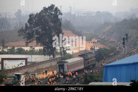 Bildnummer: 54638585 Datum: 15.11.2010 Copyright: imago/Xinhua (101115) -- LIUZHOU, 15 novembre 2010 (Xinhua) -- il treno deragliato lascia il sito dell'incidente dopo essere stato rimosso dalla stazione sud di Liuzhou nella città di Liuzhou, nella regione autonoma Guangxi Zhuang della Cina meridionale, 15 novembre 2010. Il quinto autobus del treno passeggeri K157 diretto alla città di Zhanjiang nella provincia di Guangdong da Pechino deragliò all'arrivo alla stazione sud di Liuzhou alle 3 del mattino circa di lunedì. Non sono state segnalate vittime e le indagini sull'incidente sono in corso. (Xinhua) (LB) #CINA-GUANGXI- Foto Stock