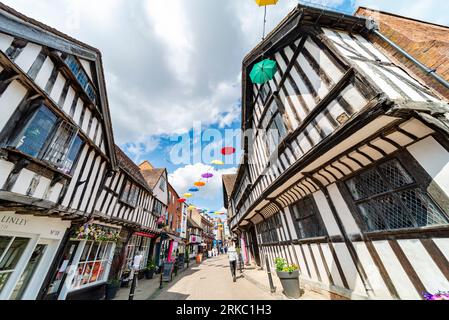 Worcester, Worcestershire, Regno Unito-21 agosto 2023: Fiancheggiato da caratteristici edifici medievali in legno, del XIII secolo, salvati dalla demolizione di un Foto Stock