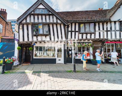 Worcester, Worcestershire, Regno Unito-21 agosto 2023: I turisti ammirano gli storti edifici medievali del XIII secolo, gli edifici in legno, lungo questa suggestiva vecchia strada, salva Foto Stock