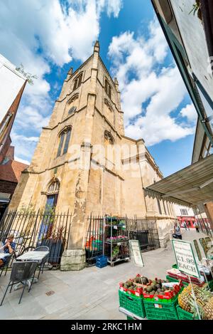 Worcester, Worcestershire, UK-17 agosto 2023: L'estremità orientale e il campanile dello storico edificio anglicano del XVII secolo, una stretta strada collega pede Foto Stock