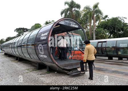 Bildnummer: 54645942  Datum: 16.11.2010  Copyright: imago/Xinhua (101116) -- CURITIBA, Nov. 16, 2010 (Xinhua) -- walk into a station of the Bus Rapid Transit (BRT) system in Curitiba, Brazil, Nov. 16, 2010. In order to reduce pollution and make the city s transportation system more effective, Curitiba built its BRT system. Around 75 percent commuters of Curitiba take the BRT system to work. (Xinhua/Song Weiwei) BRAZIL-CURITIBA-BUS RAPID TRANSIT SYSTEM PUBLICATIONxNOTxINxCHN Gesellschaft Verkehr Strasse Bus kbdig xub 2010 quer o0 ÖPNV, Öffentlicher Nahverkehr, Busstation    Bildnummer 54645942 Stock Photo