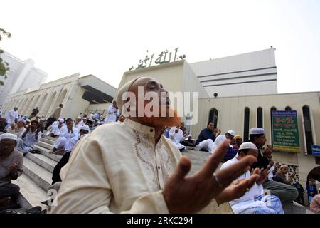 Bildnummer: 54649306 Datum: 17.11.2010 Copyright: imago/Xinhua DHAKA, 17 novembre 2010 (Xinhua) -- i musulmani frequentano le preghiere in una moschea a Dacca, capitale del Bangladesh, 17 novembre 2010. I musulmani bengalesi hanno osservato Eid al-Adha, o la festa sacrificale di mercoledì. (Xinhua/Shariful Islam) (wh) BANGLADESH-EID AL-ADHA-CELEBRATIONS PUBLICATIONxNOTxINxCHN Gesellschaft Religion Islam Gebet kbdig xmk 2010 quer Bildnummer 54649306 Date 17 11 2010 Copyright Imago XINHUA Dhaka Nov 17 2010 XINHUA musulmani assistono alle preghiere in una moschea A capitale del Bangladesh Nov 17 2010 il Bangladesh Foto Stock