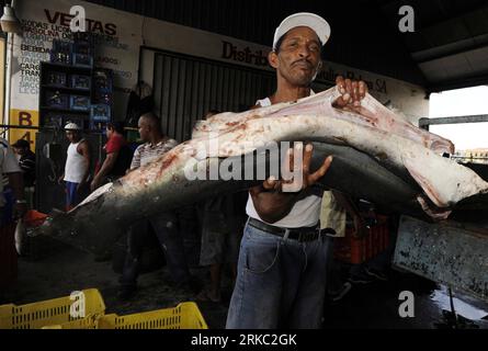 Bildnummer: 54652516 Datum: 17.11.2010 Copyright: imago/Xinhua (101118) -- PANAMA CITY, 18 novembre 2010 (Xinhua) -- Un pescatore mostra un pesce appena pulito al molo di Terraplen a Panama City, capitale di Panama, il 17 novembre 2010. Terraplen è stato un tradizionale molo per pescatori per circa un secolo, ma il governo prevede di trasferire i pescatori e il molo non appena parte di un progetto di modernizzazione del quartiere della città vecchia. Lo skyline moderno della città può essere visto sullo sfondo. (Xinhua/Monica Rueda) (wh) PANAMA-ECONOMIA-PESCA PUBLICATIONxNOTxINxCHN Gesellschaft Arbeitswelten Fischerei kbdig x Foto Stock