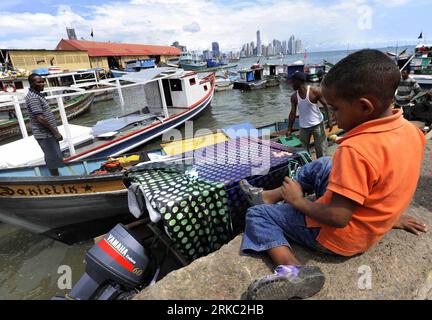 Bildnummer: 54652511  Datum: 17.11.2010  Copyright: imago/Xinhua (101118) -- PANAMA CITY, Nov. 18, 2010 (Xinhua) -- Fishermen prepare their boat for a trip at the Terraplen pier in Panama City, capital of Panama, on Nov. 17, 2010. Terraplen has been a traditional fisherman pier for about a century, but the government plans to relocate fishermen and the pier soon as part of a modernization project of the old city quarter. The city s modern skyline can be seen in the background. (Xinhua/Monica Rueda) (wh) PANAMA-ECONOMY-FISHERY PUBLICATIONxNOTxINxCHN Gesellschaft Arbeitswelten Fischerei kbdig xu Stock Photo