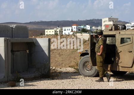 Bildnummer: 54652531  Datum: 17.11.2010  Copyright: imago/Xinhua (101117) -- JERUSALEM, Nov. 17, 2010 (Xinhua) -- An Israeli Defence Force (IDF) soldier is seen with his army jeep in the village of Ghajar, Israel, Nov. 17, 2010. Israeli Prime Minister  s security cabinet on Wednesday approved the withdrawal of military forces from the northern part of Ghajar, a village on the Lebanese border. (Xinhua/JINI) (lyi) ISRAEL-LEBANON-GHAJAR VILLAGE-WITHDRAW PUBLICATIONxNOTxINxCHN Gesellschaft Militär kbdig xub 2010 quer o0 Soldat Rückzug    Bildnummer 54652531 Date 17 11 2010 Copyright Imago XINHUA Stock Photo