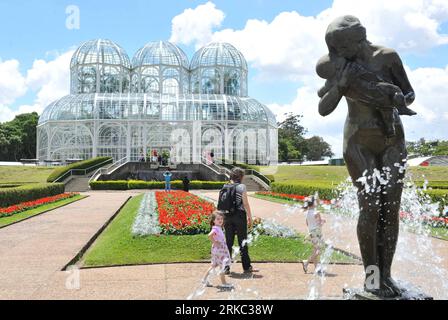 Bildnummer: 54655345  Datum: 18.11.2010  Copyright: imago/Xinhua (101118) -- CURITIBA, Nov. 18, 2010 (Xinhua) -- visit the greenhouse of the Botanic Garden of Curitiba, south of Brazil, Nov. 18, 2010. The greenhouse, known as the crystal palace of Curitiba, now becomes one of the landmarks of Curitiba. (Xinhua/Song Weiwei) (zw) BRAZIL-CURITIBA-BOTANIC GARDEN-GREENHOUSE PUBLICATIONxNOTxINxCHN Reisen Brasilien kbdig xdp 2010 quer   o0 Gewächshaus, Botanischer Garten, Gebäude    Bildnummer 54655345 Date 18 11 2010 Copyright Imago XINHUA  Curitiba Nov 18 2010 XINHUA Visit The Greenhouse of The Bot Stock Photo