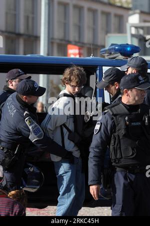 Bildnummer: 54661469 Datum: 20.11.2010 Copyright: imago/Xinhua (101120) -- LISBONA, 20 novembre 2010 (Xinhua) -- Un protestore che tenta di bloccare un incrocio viene arrestato dalla polizia vicino al luogo del vertice NATO a Lisbona, capitale del Portogallo, 20 novembre 2010. (Xinhua/Wang Qingqin) (zl) PORTOGALLO-LISBONA-NATO SUMMIT-MANIFESTANTI-ARRESTO PUBLICATIONxNOTxINxCHN Politik People NATO Gipfel Gipfeltreffen Demo Protestation kbdig xub 2010 Hoch premiumd o0 Festnahme, blocco Bildnummer 54661469 Data 20 11 2010 Copyright Imago XINHUA 101120 Lisbona Nov 20 2010 XINHUA blocco di protestor Intersection to Protestor A Foto Stock