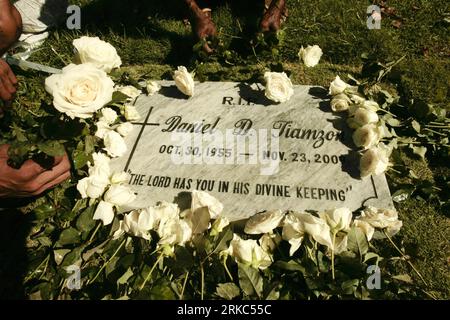 Bildnummer: 54668449  Datum: 22.11.2010  Copyright: imago/Xinhua (101123) -- MANILA, Nov. 23, 2010 (Xinhua) -- Journalists present flowers to the grave of UNTV s Daniel Tiamzon at the Loyola Memorial Park in Paranaque, south of Manila, Philippines, Nov. 22, 2010. Tiamzon was one of the 32 journalists along with 25 other civilians brutally killed a year ago in what is considered the worst politically-motivated killing in the history of the country, known as the Maguindanao massacre.  (Xinhua/Jon Fabrigar) (lyi) PHILIPPINES-MAGUINDANAO MASSACRE-ANIVERSARY PUBLICATIONxNOTxINxCHN Gesellschaft kbdi Stock Photo