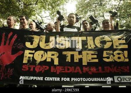 Bildnummer: 54670245 Datum: 23.11.2010 Copyright: imago/Xinhua (101123)-- MANILA, 23 novembre 2010 (Xinhua)-- commemorando il primo anniversario del massacro di Maguindanao, i fotogiornalisti appartenenti al Philippine Center for Photojournalism PCP organizzano un raduno di fronte all'ufficio del Dipartimento di giustizia mentre chiedono una rapida giustizia per i loro compagni caduti e civili a Manila, nelle Filippine, 23 novembre 2010. (Xinhua/Jon Fabrigar) FILIPPINE-MANILA-MASSACRE-COMMEMORATION PUBLICATIONxNOTxINxCHN Politik Massaker Gedenken Trauer kbdig xmk 2010 quer premiumd Bildnummer 54670245 Data 2 Foto Stock