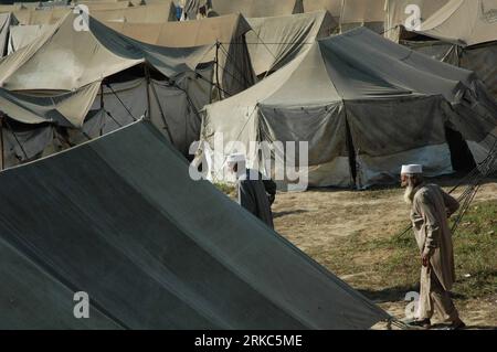 Bildnummer: 54675291  Datum: 24.11.2010  Copyright: imago/Xinhua (101124) -- NOWSHERA, Nov. 24, 2010 (Xinhua) -- Two elder men walk past tents at a refugee camp in Nowshera, a flood-hit city in northwest Pakistan, Nov. 24, 2010. Most of the affected by the floods in Pakistan have returned home after the retreating of the devastating floods, but nearly seven million are still without shelter as winter approaches. (Xinhua/Yangtze Yan)(wjd) PAKISTAN-WINTER-FLOODS-RESIDENTS-LIFE PUBLICATIONxNOTxINxCHN Gesellschaft Naturkatastrophe Hochwasser Flut Flüchtlinge Flüchtlingslager kbdig xmk 2010 quer pr Stock Photo