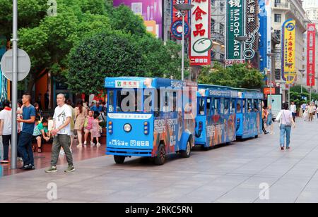 SHANGHAI, CINA - 24 AGOSTO 2023 - i turisti fanno shopping nella via pedonale di Nanjing Road, un punto di riferimento del turismo commerciale e culturale, a Shanghai, C. Foto Stock