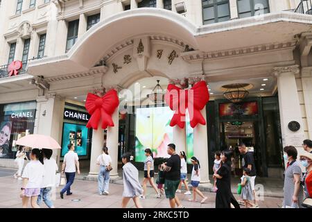 SHANGHAI, CINA - 24 AGOSTO 2023 - i turisti fanno shopping nella via pedonale di Nanjing Road, un punto di riferimento del turismo commerciale e culturale, a Shanghai, C. Foto Stock