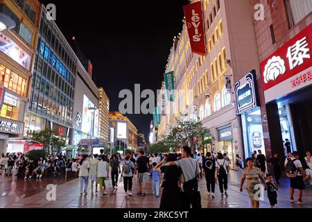 SHANGHAI, CINA - 24 AGOSTO 2023 - i turisti fanno shopping nella via pedonale di Nanjing Road, un punto di riferimento del turismo commerciale e culturale, a Shanghai, C. Foto Stock