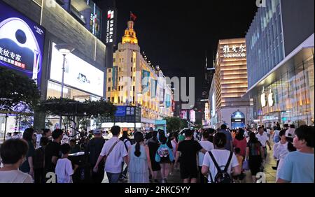 SHANGHAI, CINA - 24 AGOSTO 2023 - i turisti fanno shopping nella via pedonale di Nanjing Road, un punto di riferimento del turismo commerciale e culturale, a Shanghai, C. Foto Stock