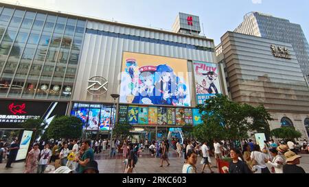 SHANGHAI, CINA - 24 AGOSTO 2023 - i turisti fanno shopping nella via pedonale di Nanjing Road, un punto di riferimento del turismo commerciale e culturale, a Shanghai, C. Foto Stock