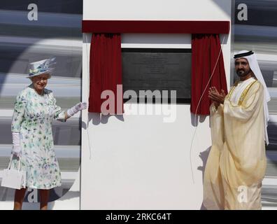 Bildnummer: 54677315 Datum: 25.11.2010 Copyright: imago/Xinhua (101125) -- ABU DHABI, 25 novembre 2010 (Xinhua) -- la regina Elisabetta II (L) della Gran Bretagna e lo sceicco Mohammed bin Rashed al-Maktoum, vicepresidente e primo ministro degli Emirati Arabi Uniti (EAU) e sovrano dell'emirato di Dubai, svela una targa commemorativa ad Abu Dhabi per celebrare l'inizio della costruzione del Museo Nazionale di Zayed, che sarà costruito sull'isola di Saadiyat al largo della costa di Abu Dhabi in collaborazione con il British Museum, 25 novembre 2010.(Xinhua/an Jiang)(My) Emirati Arabi Uniti-ABU DHABI-REGINA ELIZABETH-VISITA PUBLICATIONxNOTxINxCHN PEO Foto Stock