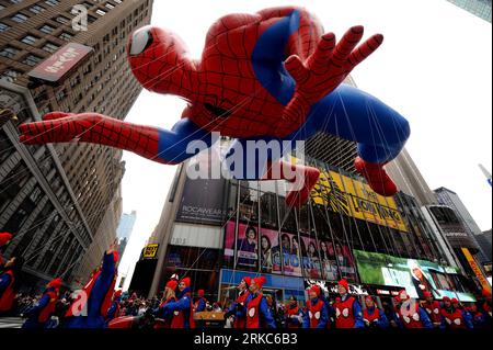 Bildnummer: 54678769  Datum: 25.11.2010  Copyright: imago/Xinhua (101125) -- NEW YORK, Nov. 25, 2010 (Xinhua) -- The Spiderman balloon floats through Times Square during the 84th Macy s Thanksgiving Day parade in New York, the United States, Nov. 25, 2010. (Xinhua/Shen Hong) (zw) U.S.-NEW YORK-THANKSGIVING DAY-PARADE PUBLICATIONxNOTxINxCHN Gesellschaft USA macys kbdig xng 2010 quer premiumd  o0 Objekte    Bildnummer 54678769 Date 25 11 2010 Copyright Imago XINHUA  New York Nov 25 2010 XINHUA The Spiderman Balloon Floats Through Times Square during The 84th Macy S Thanksgiving Day Parade in New Stock Photo