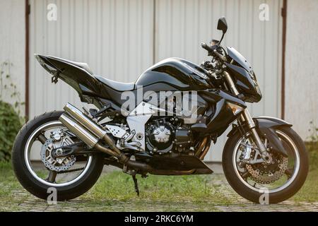 Una moto Kawasaki Z1000, messa a fuoco selettiva ravvicinata. Foto Stock