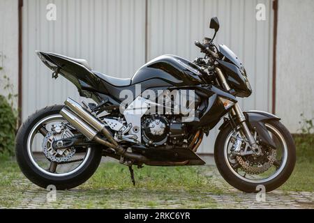 Una moto Kawasaki Z1000, messa a fuoco selettiva ravvicinata. Foto Stock