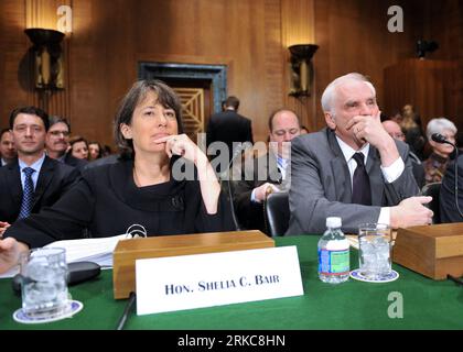 Bildnummer: 54696693 Datum: 01.12.2010 Copyright: imago/Xinhua (101201) -- WASHINGTON D.C., 1 dicembre 2010 (Xinhua) -- Sheila Bair (L), presidente della Federal Deposit Insurance Corporation, e Daniel Tarullo, governatore del Consiglio dei governatori del Federal Reserve System, testimoniano davanti alla Commissione bancaria del Senato degli Stati Uniti, Housing and Urban Affairs durante un'audizione sui problemi nel servizio ipotecario dalla modifica alla preclusione, al Capitol Hill a Washington D.C., capitale degli Stati Uniti, 1 dicembre 2010. (Xinhua/Zhang Jun) (wjd) US-WASHINGTON-ECONOMIA-PRECLUSIONE-AUDIZIONE PUBLICAT Foto Stock