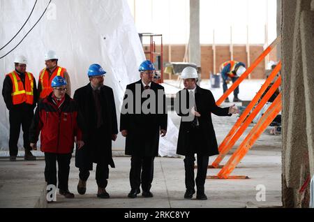 Bildnummer: 54701022  Datum: 02.12.2010  Copyright: imago/Xinhua (101202) -- TORONTO, Dec. 2, 2010 (Xinhua) -- Canada s Prime Minister Stephen Harper (2nd R) inspects the construction site of the dorm building of a university in Mississauga, Canada, Dec. 2, 2010. Harper announced here on Thursday that the country s economic action plan has been successful in creating jobs and economic growth during the world economic recession. He extended the deadline for completion of Economic Action Plan infrastructure projects by one full construction season, to Oct. 31, 2011. The Canadian government has p Stock Photo