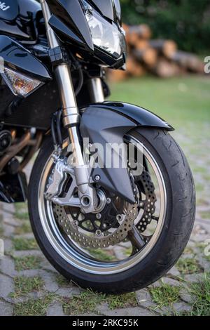 Una moto Kawasaki Z1000, messa a fuoco selettiva ravvicinata. Budapest. Ungheria. Agosto. 2. 2023. Foto Stock