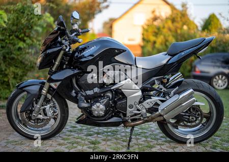 Una moto Kawasaki Z1000, messa a fuoco selettiva ravvicinata. Budapest. Ungheria. Agosto. 2. 2023. Foto Stock