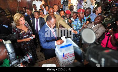 Bildnummer: 54706539 Datum: 31.10.2010 Copyright: imago/Xinhua (101204) -- NAIROBI, 4 dicembre 2010 (Xinhua) -- foto del file scattata il 31 ottobre 2010 mostra l'ex primo ministro della Costa d'Avorio Alassane Ouattara (C) vota in un collegio elettorale durante il primo turno delle elezioni presidenziali ad Abidjan, Costa d'Avorio. Ouattara ha annunciato venerdì ad Abidjan di essere stato eletto presidente della Costa d'Avorio. (Xinhua/Zhao Yingqua) (ypf) COTE D IVOIRE-PRESIDENT-OUATTARA-ANNOUNCEMENT PUBLICATIONxNOTxINxCHN People Politik kbdig xkg 2010 quer o0 Wahl Stimmabgabe Bildnummer 54706539 Data 31 10 2010 Foto Stock