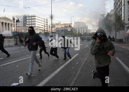 Bildnummer: 54713666  Datum: 06.12.2010  Copyright: imago/Xinhua (101206) -- ATHENS, Dec. 6, 2010 (Xinhua) -- Greek riot police release tear gas during clashes with hooded young protesters in Athens on Dec. 6, 2010. Thousands of youth took part in protests across Greece to mark the second anniversary of the death of 15-year-old boy, Alexandros Grigoropoulos, who was shot dead by police on Dec. 6, 2008. (Xinhua/Marios Lolos) GREECE-ATHENS-PROTEST PUBLICATIONxNOTxINxCHN Politik Gesellschaft Protest Demo Athen kbdig xcb 2010 quer Highlight premiumd  o0 Straßenschlacht, Ausschreitungen    Bildnumm Stock Photo