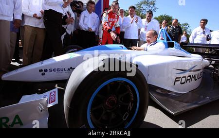 Bildnummer: 54714957 Datum: 06.12.2010 Copyright: imago/Xinhua (101207)-- MESSICO, 7 dicembre 2010 (Xinhua) -- il presidente messicano Felipe Calderon (C) guida l'EF01, un'auto da corsa elettrica, agli intervalli della Conferenza delle Nazioni Unite sui cambiamenti climatici, a Playa del Carmen, Messico, il 6 dicembre 2010. L'EF01 parte da 0 a 100 km/h in 3 secondi e ha una velocità massima di 250 km/h, il che dimostra che velocità ed efficienza possono andare di pari passo con la protezione ambientale e lo sviluppo sostenibile, ha detto Calderon. (Xinhua) MESSICO-CANCÚN-CLIMA PUBLICATIONxNOTxINxCHN Gesellschaft Politik un Klimagipfel k Foto Stock