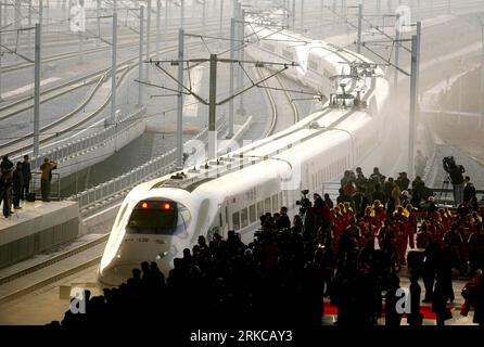 PECHINO Xinhua -- la foto scattata il 26 dicembre 2009 mostra un treno G1001 che parte dalla stazione ferroviaria di Wuhan a Wuhan, capitale della provincia di Hubei della Cina centrale. La ferrovia ad alta velocità Wuhan-Guangzhou, che vanta un viaggio con una velocità media di 350 km all'ora, è stata inaugurata quel giorno. La Cina gestiva una rete ferroviaria ad alta velocità con una lunghezza combinata di 7.531 chilometri, la più lunga al mondo, ha detto il ministro delle ferrovie cinesi Liu Zhijun martedì mentre si rivolgeva al settimo Congresso Mondiale sulla ferrovia ad alta velocità tenutosi a Pechino, il 7 dicembre 2010. Liu ha detto che le ferrovie ad alta velocità cinesi sono state operati Foto Stock