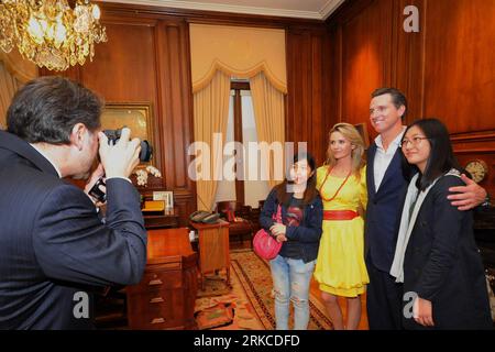 Bildnummer: 54746361 Datum: 13.12.2010 Copyright: imago/Xinhua (101213) -- SAN FRANCISCO, 13 dicembre 2010 (Xinhua) -- San Francisco Mayor Gavin Newsom (2nd R) e sua moglie Jennifer Siebel (3rd R) posa per foto con i visitatori durante un evento City Hall Open House a San Francisco, Stati Uniti, 12 dicembre 2010. (Xinhua/Liu Yilin) (cl) US-SAN FRANCISCO-CITY HALL OPEN HOUSE PUBLICATIONxNOTxINxCHN People Politik kbdig xsp 2010 quer o0 Frau Familie Jennifer Siebel Bildnummer 54746361 Data 13 12 2010 Copyright Imago XINHUA San Francisco DEC 13 2010 XINHUA San Francisco Mayor Gavin Newsom Foto Stock
