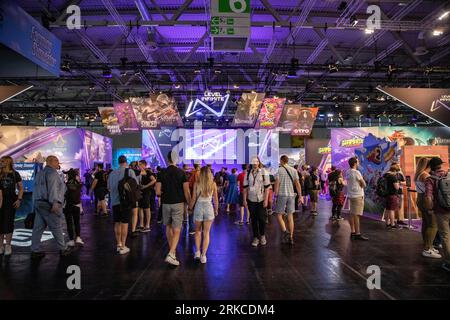 Colonia, Germania. 23 agosto 2023. La gente visita il gamescom 2023 a Colonia, Germania, 23 agosto 2023. L'edizione 2023 del gamescom, fiera internazionale dedicata ai computer e ai videogiochi, è stata inaugurata mercoledì a Colonia, nella Germania occidentale. Le aziende cinesi hanno esposto i loro prodotti alla fiera. Secondo il Koelnmesse, organizzatore dell'evento della durata di una settimana, il gamescom è la più grande fiera al mondo per computer e videogiochi in termini di spazio e visitatori. Crediti: Zhang fan/Xinhua/Alamy Live News Foto Stock