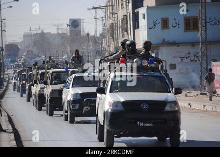 Bildnummer: 54747208  Datum: 14.12.2010  Copyright: imago/Xinhua (101214) -- QUETTA, Dec. 14, 2010 (Xinhua) -- Pakistani paramilitary soldiers patrol on a road to ensure security in Quetta, Pakistan, on Dec. 14, 2010. Muharram, the first month of the Islamic calendar, is one of the four sacred months of the year in which fighting is prohibited. (Xinhua/Iqbal Hussain) (lr) PAKISTAN-QUETTA-MUHARRAM-SECURITY PUBLICATIONxNOTxINxCHN Gesellschaft Soldaten Patrouille Militär kbdig xsk 2010 quer     Bildnummer 54747208 Date 14 12 2010 Copyright Imago XINHUA  Quetta DEC 14 2010 XINHUA Pakistani paramil Foto Stock