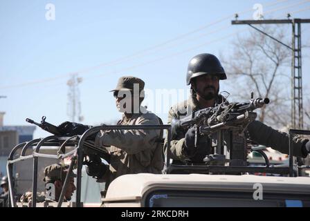 Bildnummer: 54747209 Datum: 14.12.2010 Copyright: imago/Xinhua (101214) - QUETTA, 14 dicembre 2010 (Xinhua) - i soldati paramilitari pakistani pattugliano su una strada per garantire la sicurezza a Quetta, Pakistan, il 14 dicembre 2010. Muharram, il primo mese del calendario islamico, è uno dei quattro mesi sacri dell'anno in cui la lotta è vietata. (Xinhua/Iqbal Hussain) (lr) PAKISTAN-QUETTA-MUHARRAM-SECURITY PUBLICATIONxNOTxINxCHN Gesellschaft Soldaten Patrouille Militär kbdig xsk 2010 quer Bildnummer 54747209 Data 14 12 2010 Copyright Imago XINHUA Quetta DEC 14 2010 XINHUA paramil pakistano Foto Stock