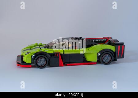 Doha, Qatar - 24 agosto 2023: LEGO Speed Champions Aston Martin Valkyrie AMR Pro car isolata su sfondo bianco. Foto Stock