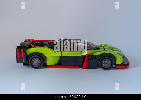 Doha, Qatar - 24 agosto 2023: LEGO Speed Champions Aston Martin Valkyrie AMR Pro car isolata su sfondo bianco. Foto Stock