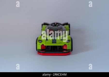 Doha, Qatar - 24 agosto 2023: LEGO Speed Champions Aston Martin Valkyrie AMR Pro car isolata su sfondo bianco. Foto Stock